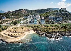 اول صف على البحر - شقق بتصاميم مختلفة - ضمن مجمع حديث في كارجي جاك / الانيا 