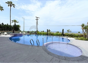 اول صف على البحر - شقق بتصاميم مختلفة - ضمن مجمع حديث في كارجي جاك / الانيا 