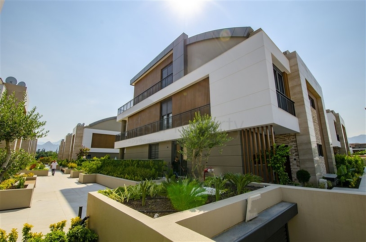 4 + 2 و 5 + 1 فلل ضمن مجمع  في أنطاليا