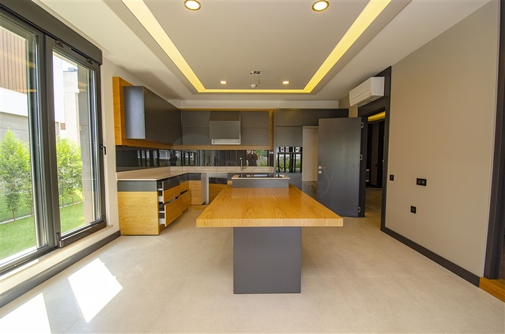 4 + 2 و 5 + 1 فلل ضمن مجمع  في أنطاليا