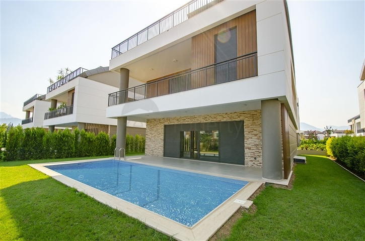 4 + 2 و 5 + 1 فلل ضمن مجمع  في أنطاليا