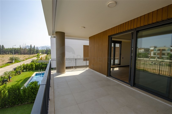 4 + 2 و 5 + 1 فلل ضمن مجمع  في أنطاليا