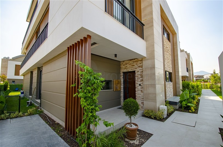 4 + 2 و 5 + 1 فلل ضمن مجمع  في أنطاليا