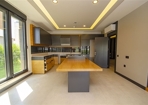 4 + 2 و 5 + 1 فلل ضمن مجمع  في أنطاليا