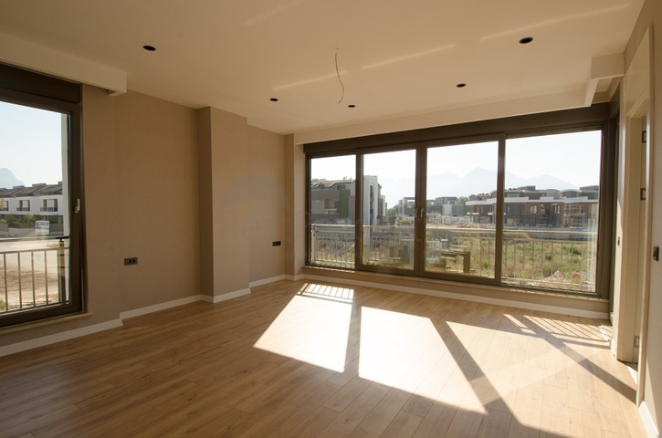 فلل في انطاليا بجانب مشروع بواشاي في انطاليا