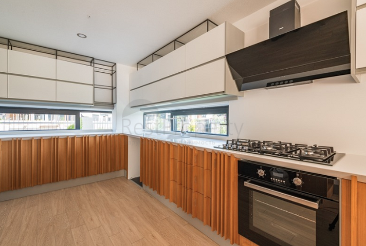 مجمع راقى من الفلل في أنطاليا بالقرب من مارينا بواكاي