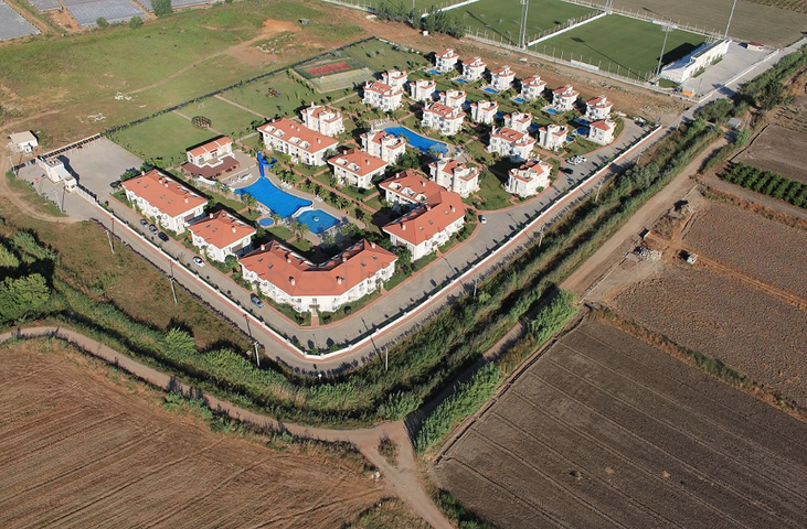 فيلا 4+1 مع أثاث في قادرية بيليك بجوار ملاعب الجولف