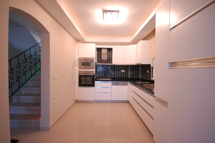 فيلا 4+1 مع أثاث في قادرية بيليك بجوار ملاعب الجولف