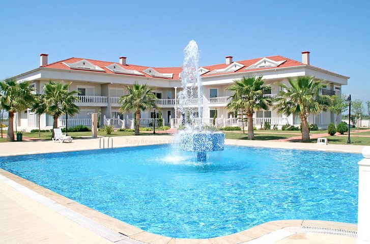 فيلا 4+1 مع أثاث في قادرية بيليك بجوار ملاعب الجولف