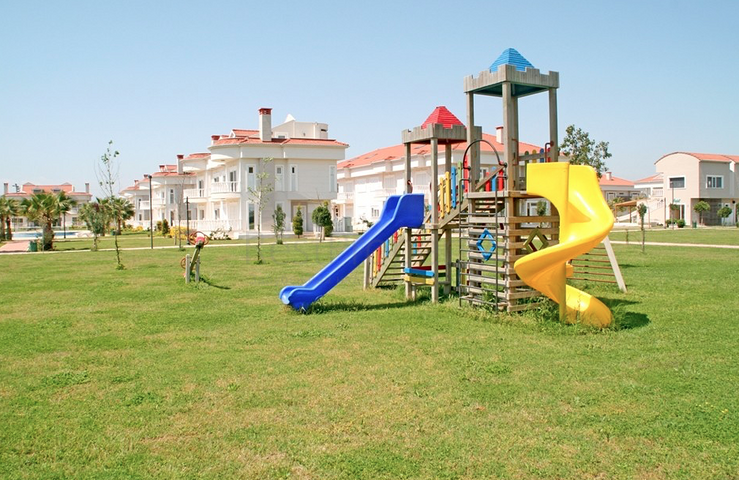 فيلا 4+1 مع أثاث في قادرية بيليك بجوار ملاعب الجولف