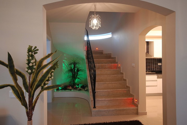 فيلا 4+1 مع أثاث في قادرية بيليك بجوار ملاعب الجولف