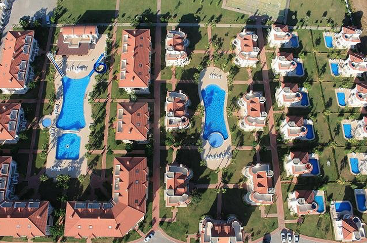 فيلا 4+1 مع أثاث في قادرية بيليك بجوار ملاعب الجولف