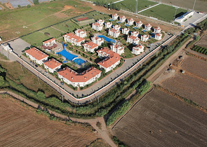 فيلا 4+1 مع أثاث في قادرية بيليك بجوار ملاعب الجولف