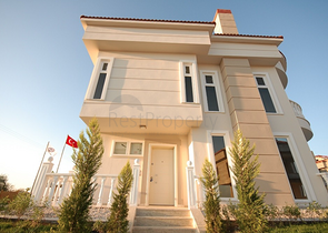 فيلا 4+1 مع أثاث في قادرية بيليك بجوار ملاعب الجولف