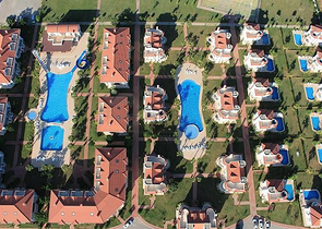 فيلا 4+1 مع أثاث في قادرية بيليك بجوار ملاعب الجولف