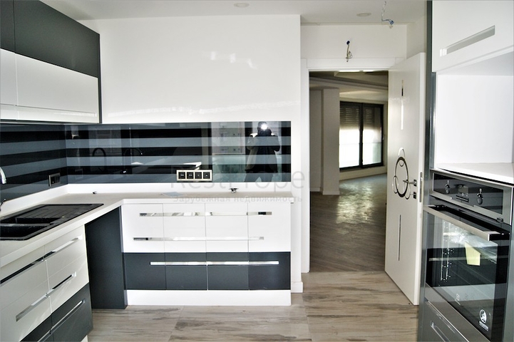 مجمع راقى على بعد 500 متر من البحر فى كونيالتي