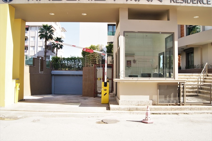 مجمع راقى على بعد 500 متر من البحر فى كونيالتي