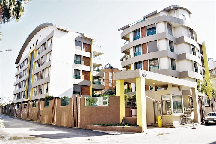 مجمع راقى على بعد 500 متر من البحر فى كونيالتي