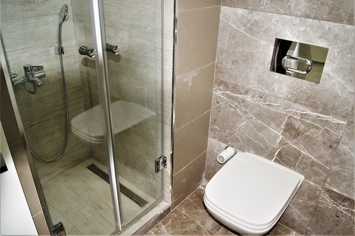 مجمع راقى على بعد 500 متر من البحر فى كونيالتي