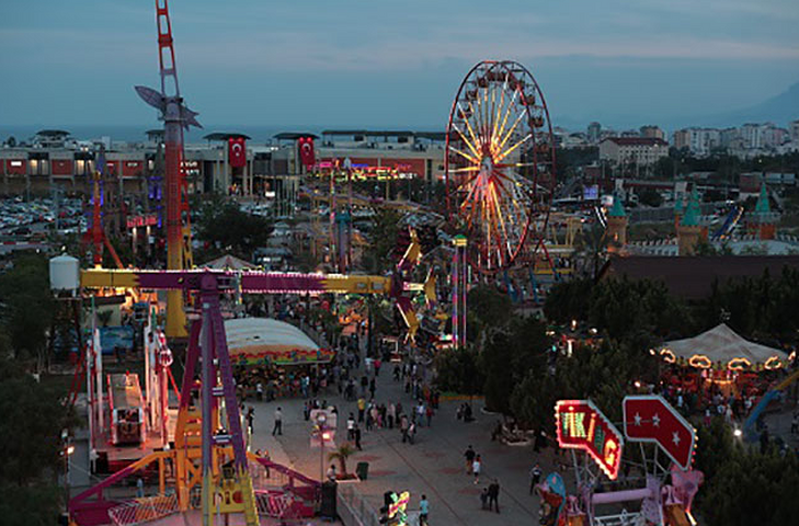 مجمع راقى على بعد 500 متر من البحر فى كونيالتي