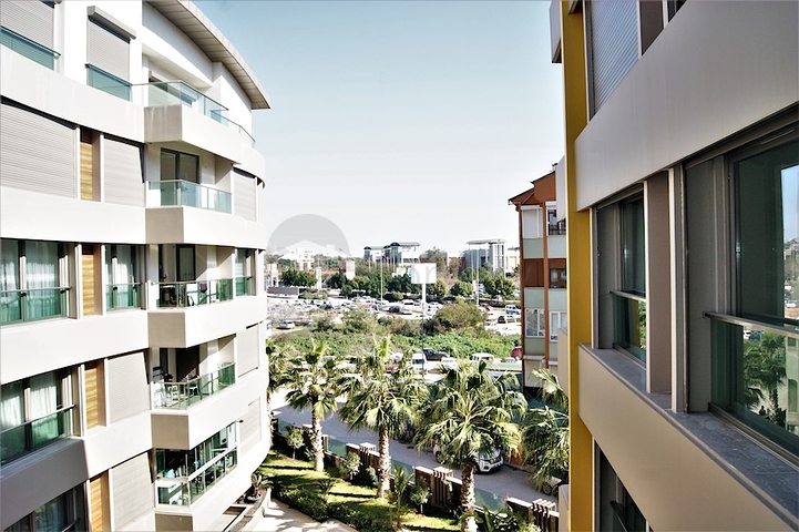 مجمع راقى على بعد 500 متر من البحر فى كونيالتي