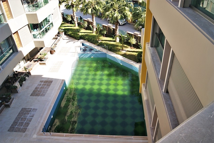 مجمع راقى على بعد 500 متر من البحر فى كونيالتي