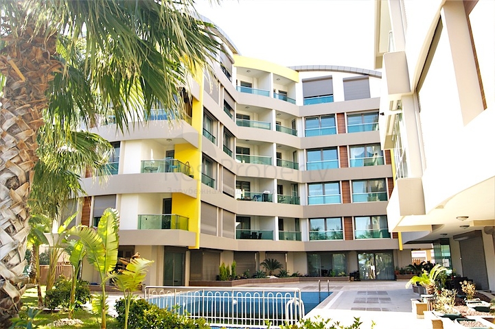 مجمع راقى على بعد 500 متر من البحر فى كونيالتي