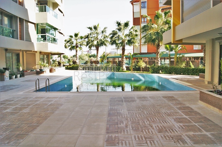 مجمع راقى على بعد 500 متر من البحر فى كونيالتي