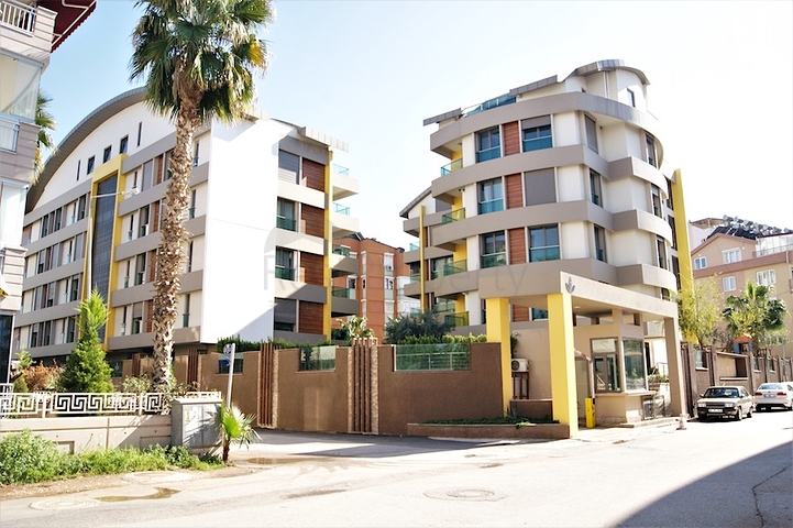 مجمع راقى على بعد 500 متر من البحر فى كونيالتي