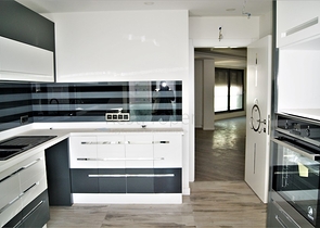 مجمع راقى على بعد 500 متر من البحر فى كونيالتي