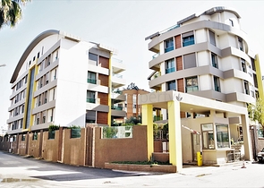 مجمع راقى على بعد 500 متر من البحر فى كونيالتي