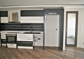 مجمع راقى على بعد 500 متر من البحر فى كونيالتي