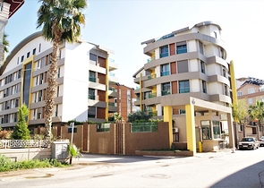 مجمع راقى على بعد 500 متر من البحر فى كونيالتي