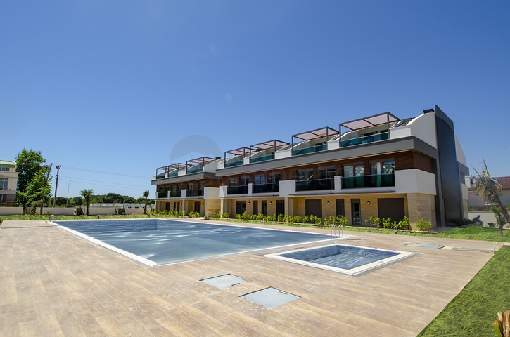 مشروع فاخر في لارا أنطاليا ، على بعد 400 متر من الشواطئ الرملية