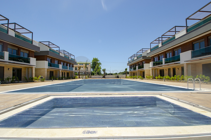 مشروع فاخر في لارا أنطاليا ، على بعد 400 متر من الشواطئ الرملية