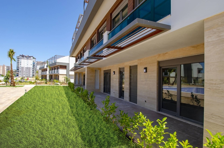 مشروع فاخر في لارا أنطاليا ، على بعد 400 متر من الشواطئ الرملية