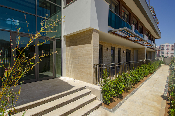 مشروع فاخر في لارا أنطاليا ، على بعد 400 متر من الشواطئ الرملية