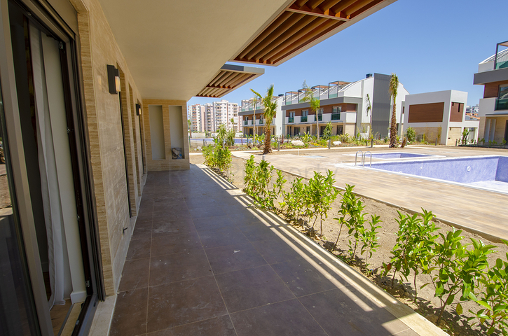 مشروع فاخر في لارا أنطاليا ، على بعد 400 متر من الشواطئ الرملية