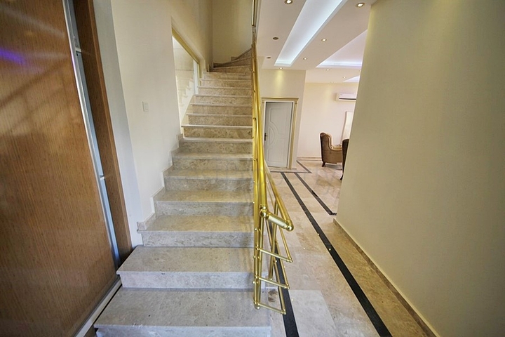 فيلا فاخرة اربع غرف وصالة في كارجي جاك / الانيا 