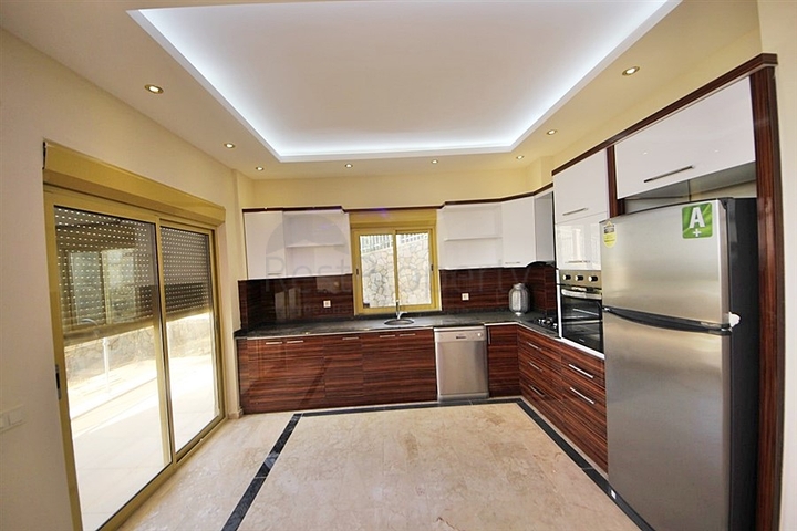 فيلا فاخرة اربع غرف وصالة في كارجي جاك / الانيا 