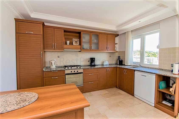 شقة بينتهاوس واسعة في الانيا 