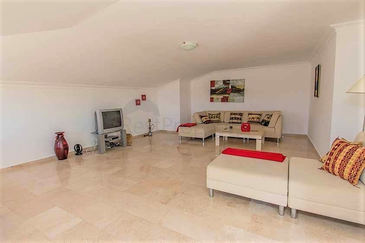 شقة بينتهاوس واسعة في الانيا 