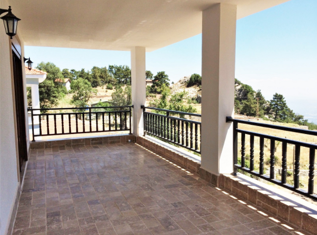 فيلا 3 + 1 في موقع خلاب في جبال انطاليا