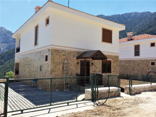 فيلا 3 + 1 في موقع خلاب في جبال انطاليا