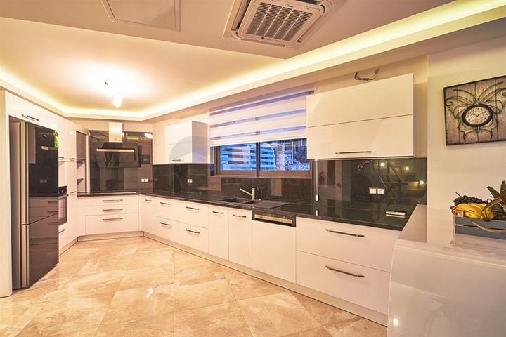 فيلا فاخرة 5 + 1 في كالكان