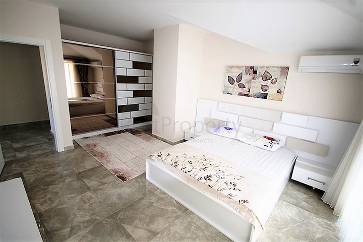 دوبلكس فاخرة اربع غرف وصالة قريبة من البحر في اوبا / الانيا 