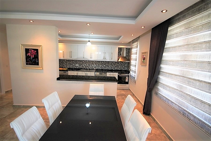 دوبلكس فاخرة اربع غرف وصالة قريبة من البحر في اوبا / الانيا 