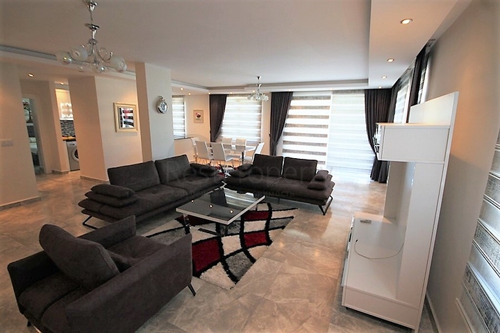 دوبلكس فاخرة اربع غرف وصالة قريبة من البحر في اوبا / الانيا 