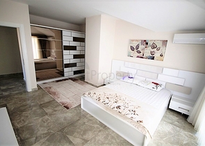 دوبلكس فاخرة اربع غرف وصالة قريبة من البحر في اوبا / الانيا 