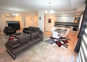 دوبلكس فاخرة اربع غرف وصالة قريبة من البحر في اوبا / الانيا 